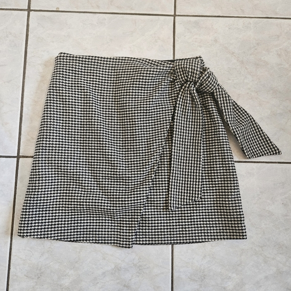 Wilfred Aritzia houndstooth wood blend wrap style mini skirt - Picture 8 of 8